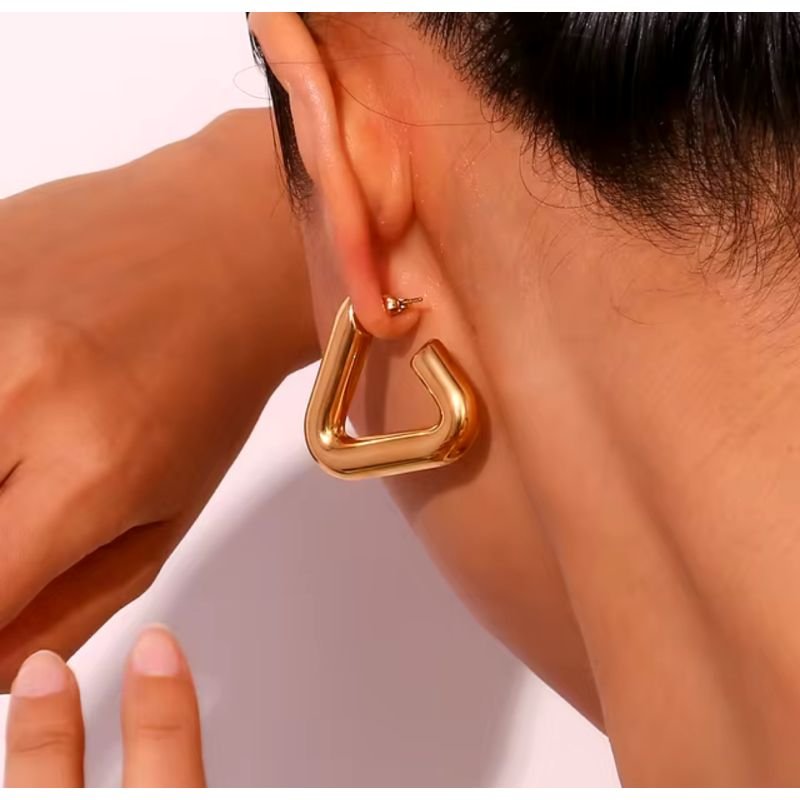 Argola máxi triangular dourado