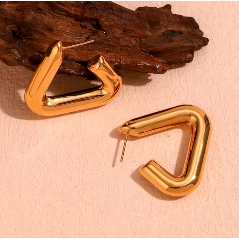 Argola máxi triangular dourado