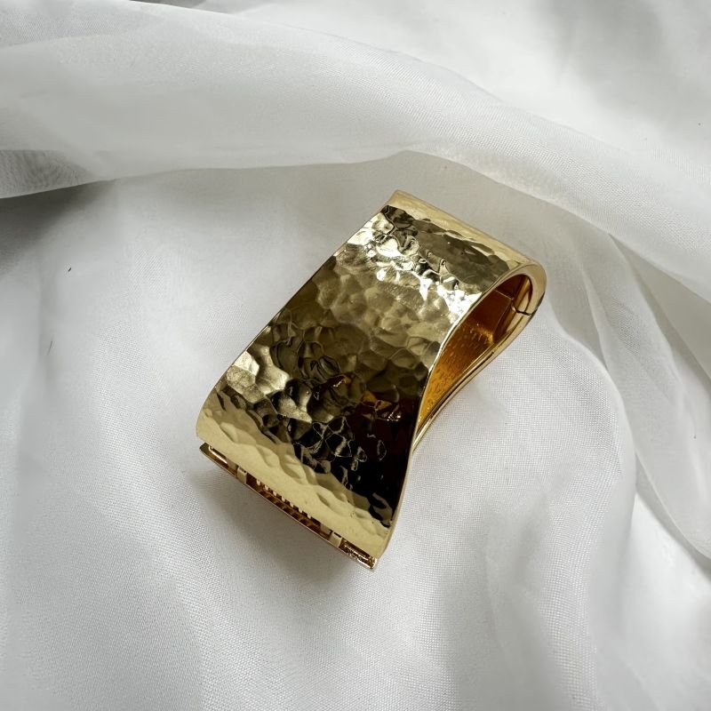 Bracelete em u martelado dourado