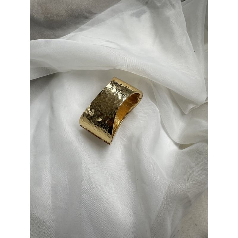 Bracelete em u martelado dourado