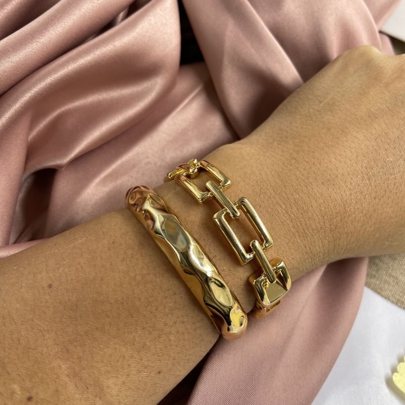 Bracelete martelado banho ouro