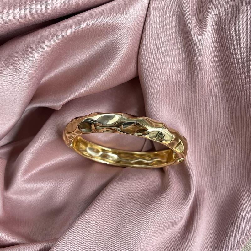 Bracelete martelado banho ouro