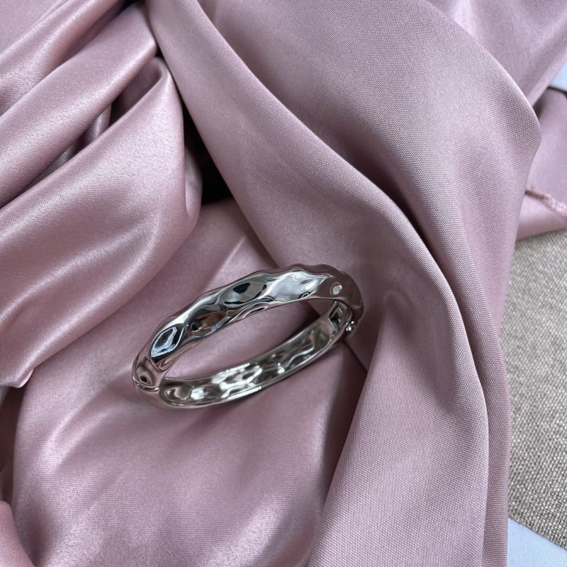 Bracelete martelado banho prata