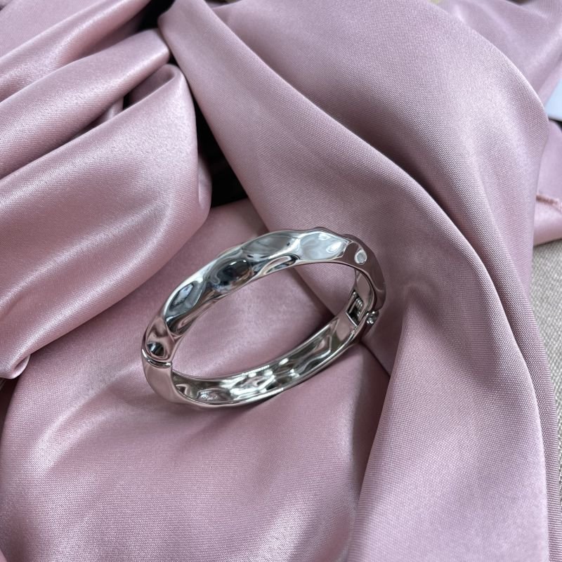 Bracelete martelado banho prata