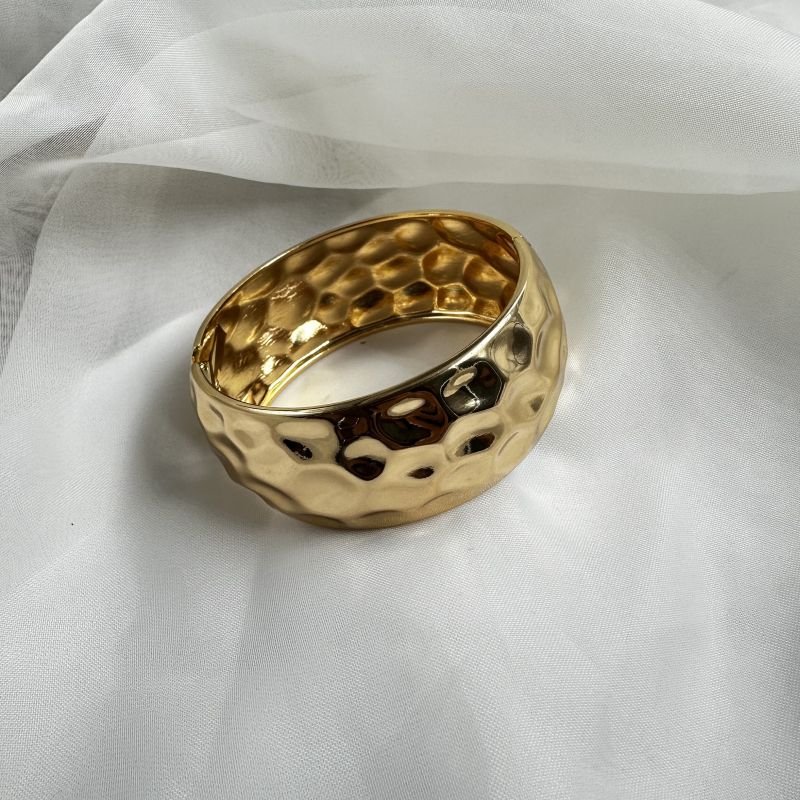 Bracelete martelado largo dourado