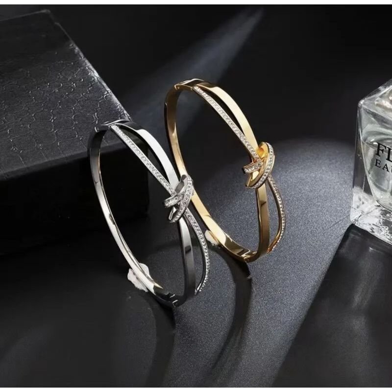 Bracelete trançado x cravejado banho ouro