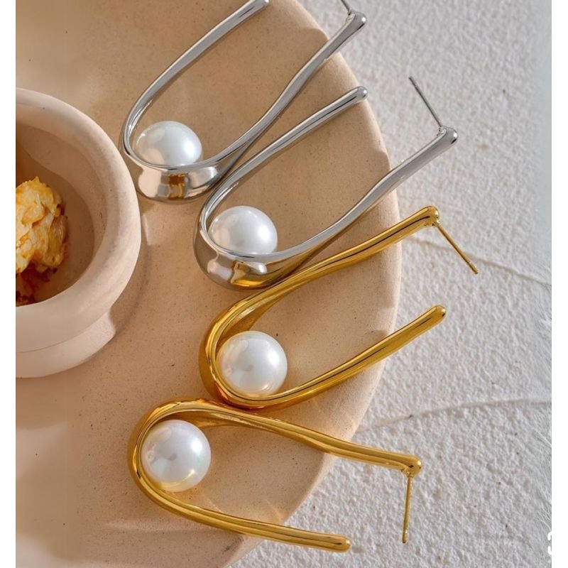 Brinco alongado pérola dourado