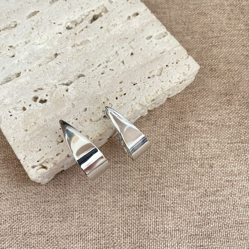 Brinco argola gota dobrada banho prata