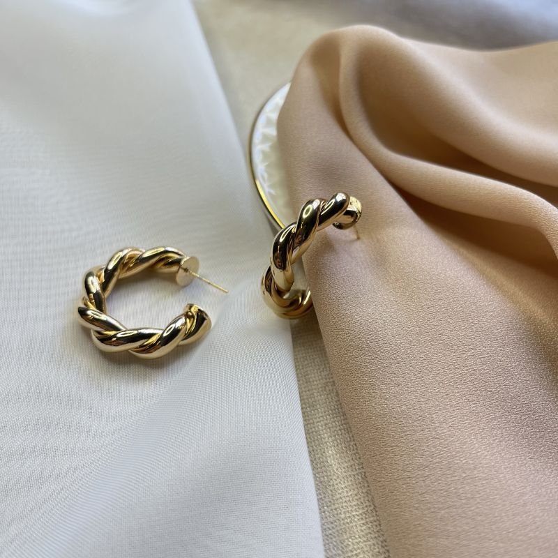 Brinco argola trançada dourado folheado
