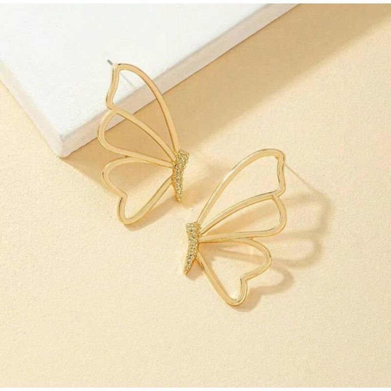 Brinco borboleta vazado dourado