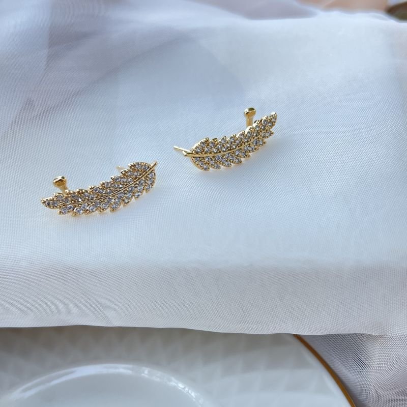 Brinco earcuff folha cravejado zircônia