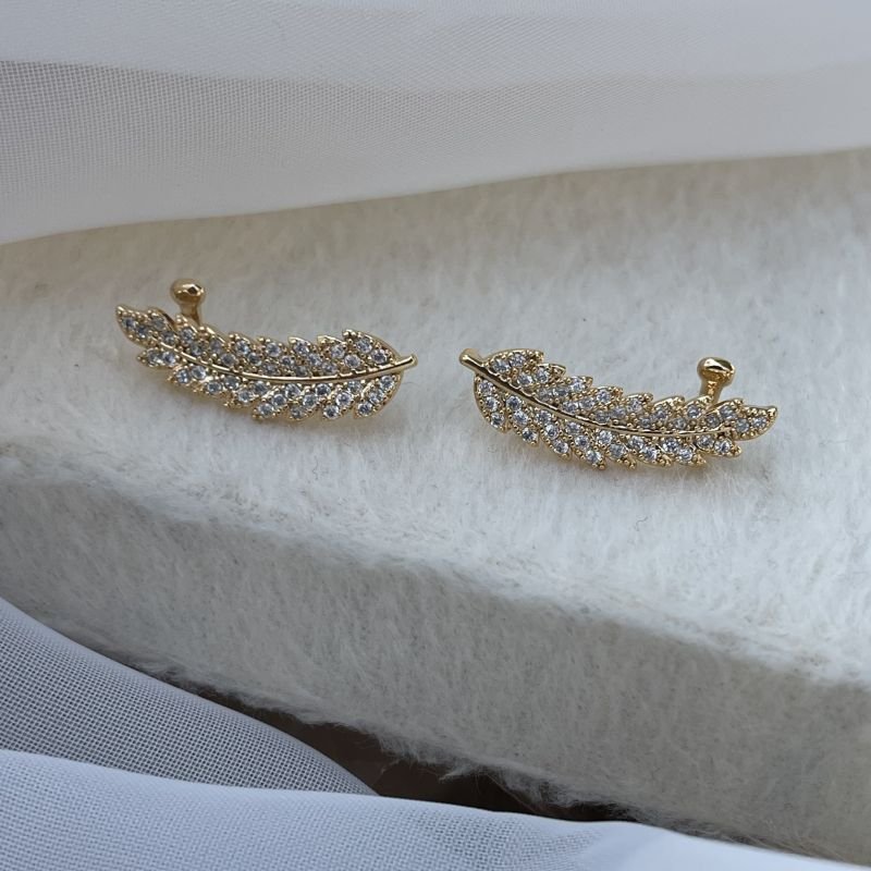 Brinco earcuff folha cravejado zircônia