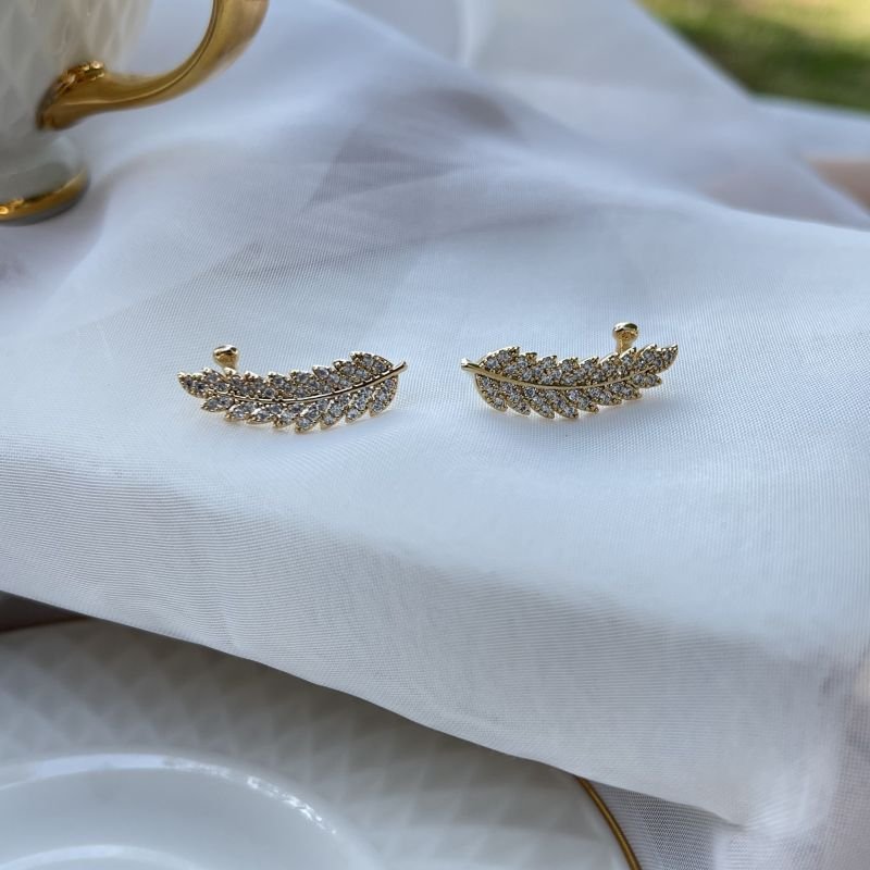 Brinco earcuff folha cravejado zircônia