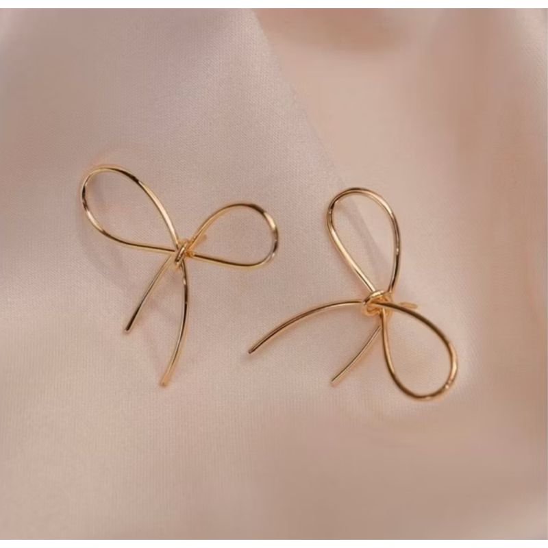 Brinco laço fio dourado liso