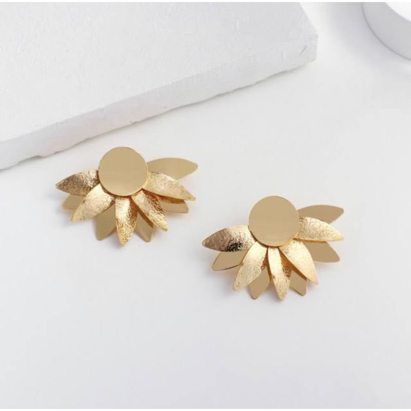 Brinco leque margarida texturizada banho ouro