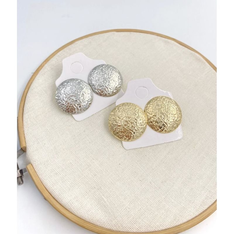 Brinco meia bola martelado banho ouro