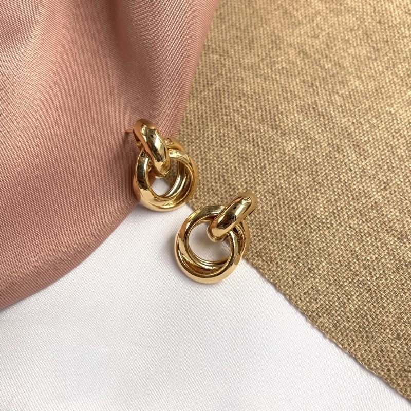 Brinco pino com argolas entrelaçadas banho ouro