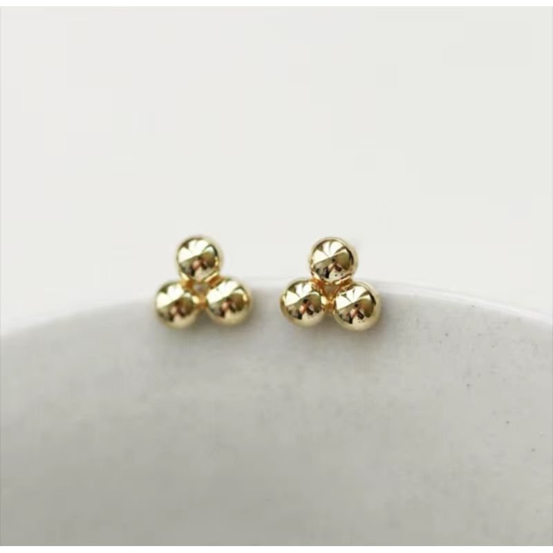 Brinco três bolas dourado