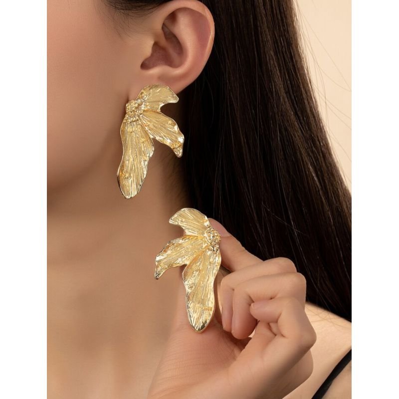 Brinco três pétalas dourado