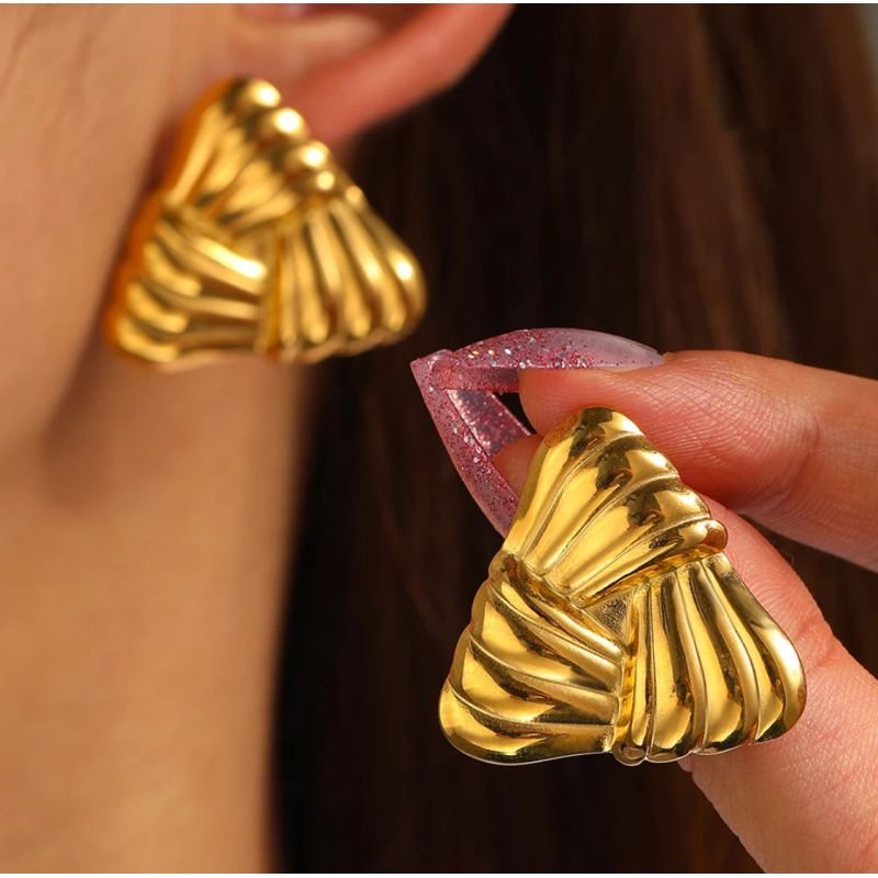 Brinco triangular texturizado banho ouro