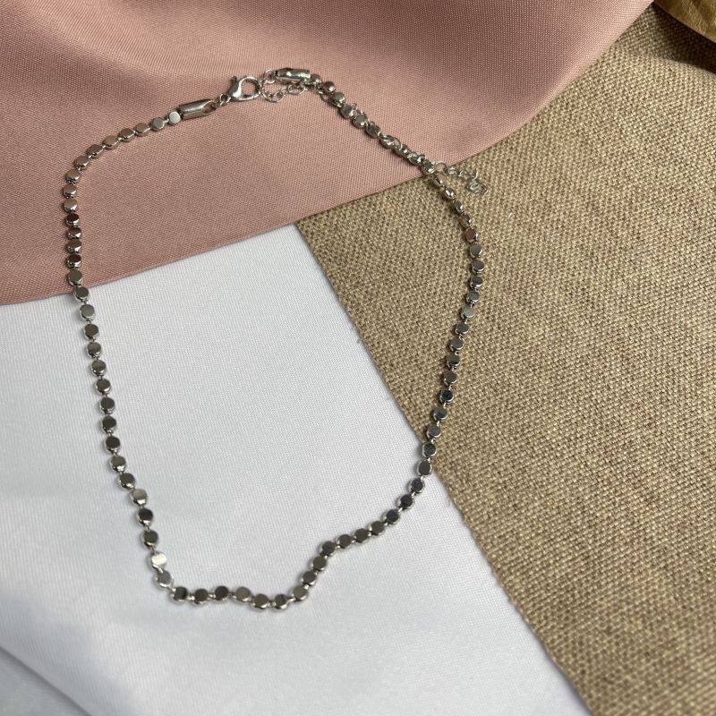 Choker bolinha martelada banho prata