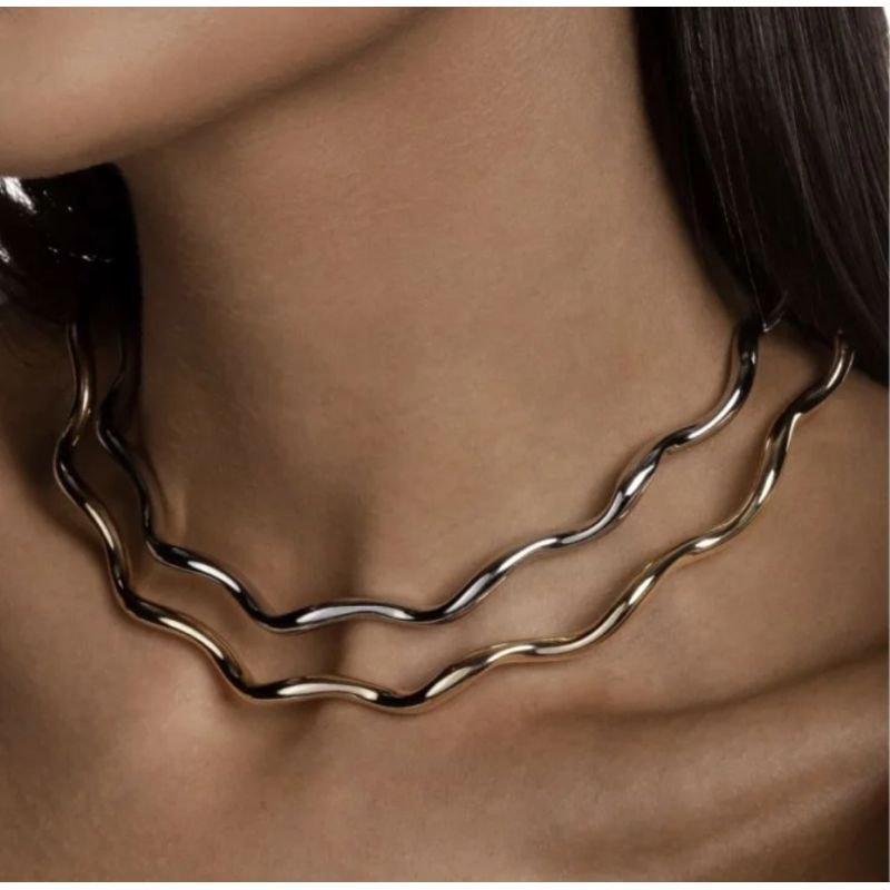 Choker rígida ondas banho ouro