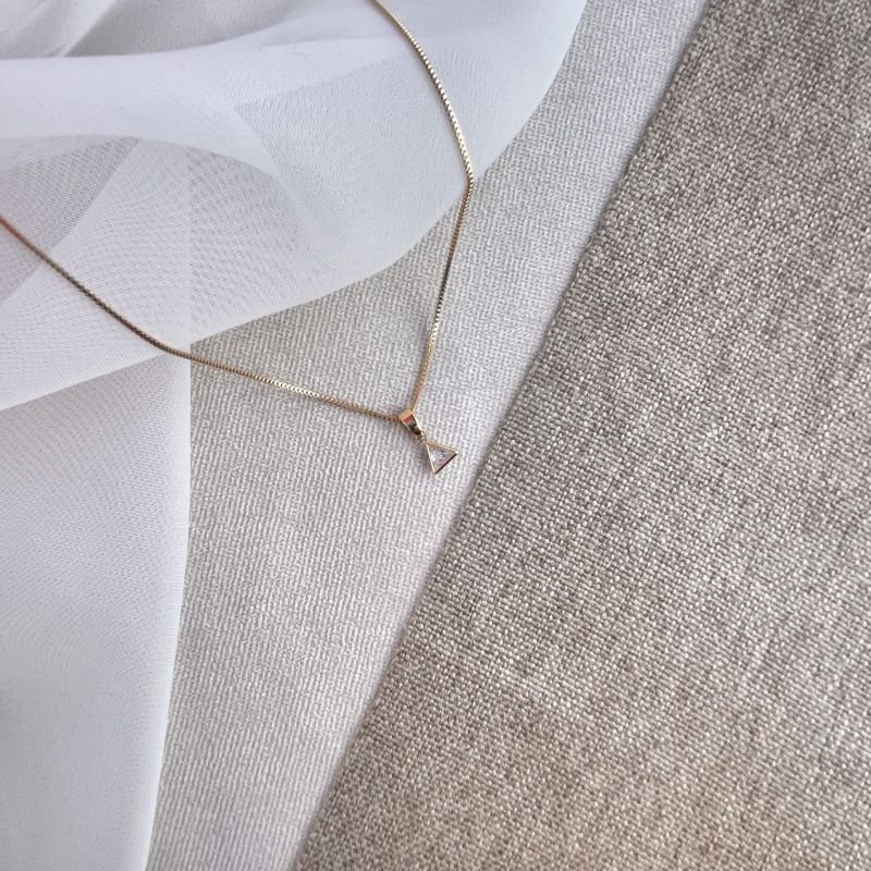 Colar ponto de luz triângulo