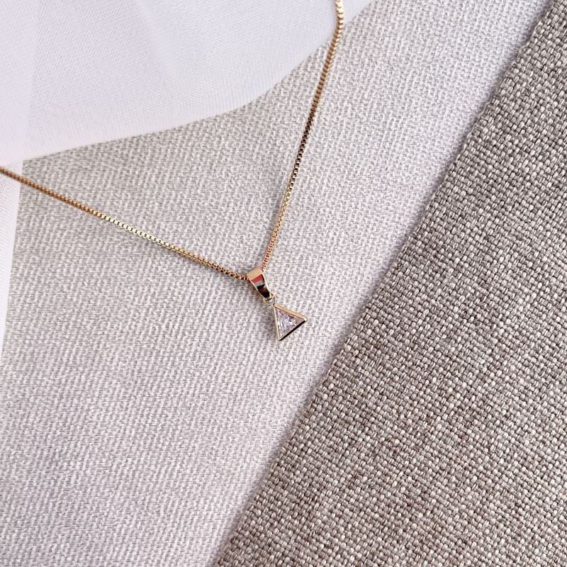 Colar ponto de luz triângulo