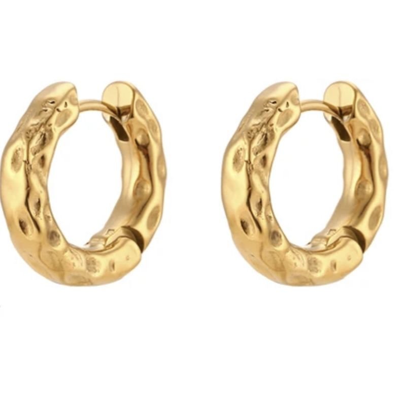 Mini argola martelada orgânica clic banho ouro