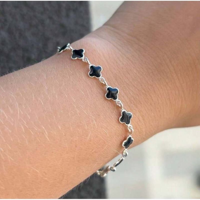 Pulseira mini trevos preto banho prata